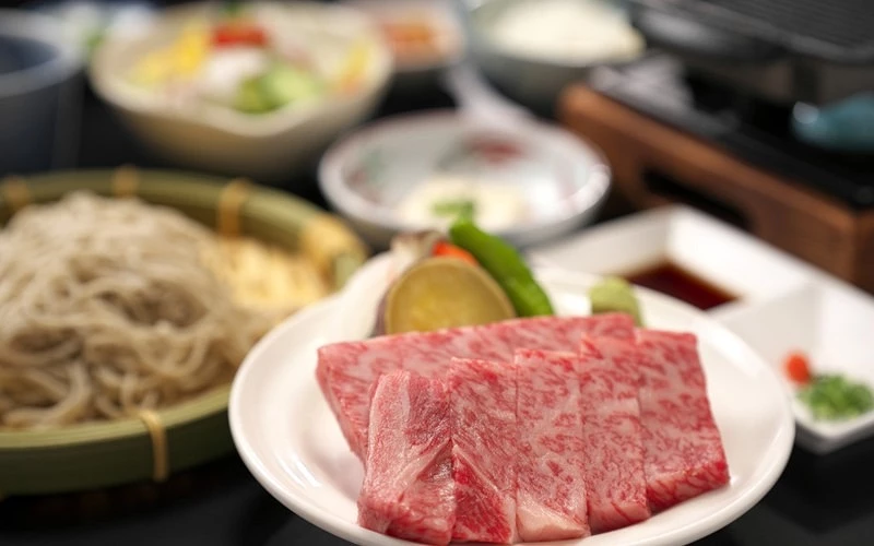 飛驒牛和牛蕎麥套餐，搭配日式蕎麥麵與多樣小菜，呈現傳統日本料理風味