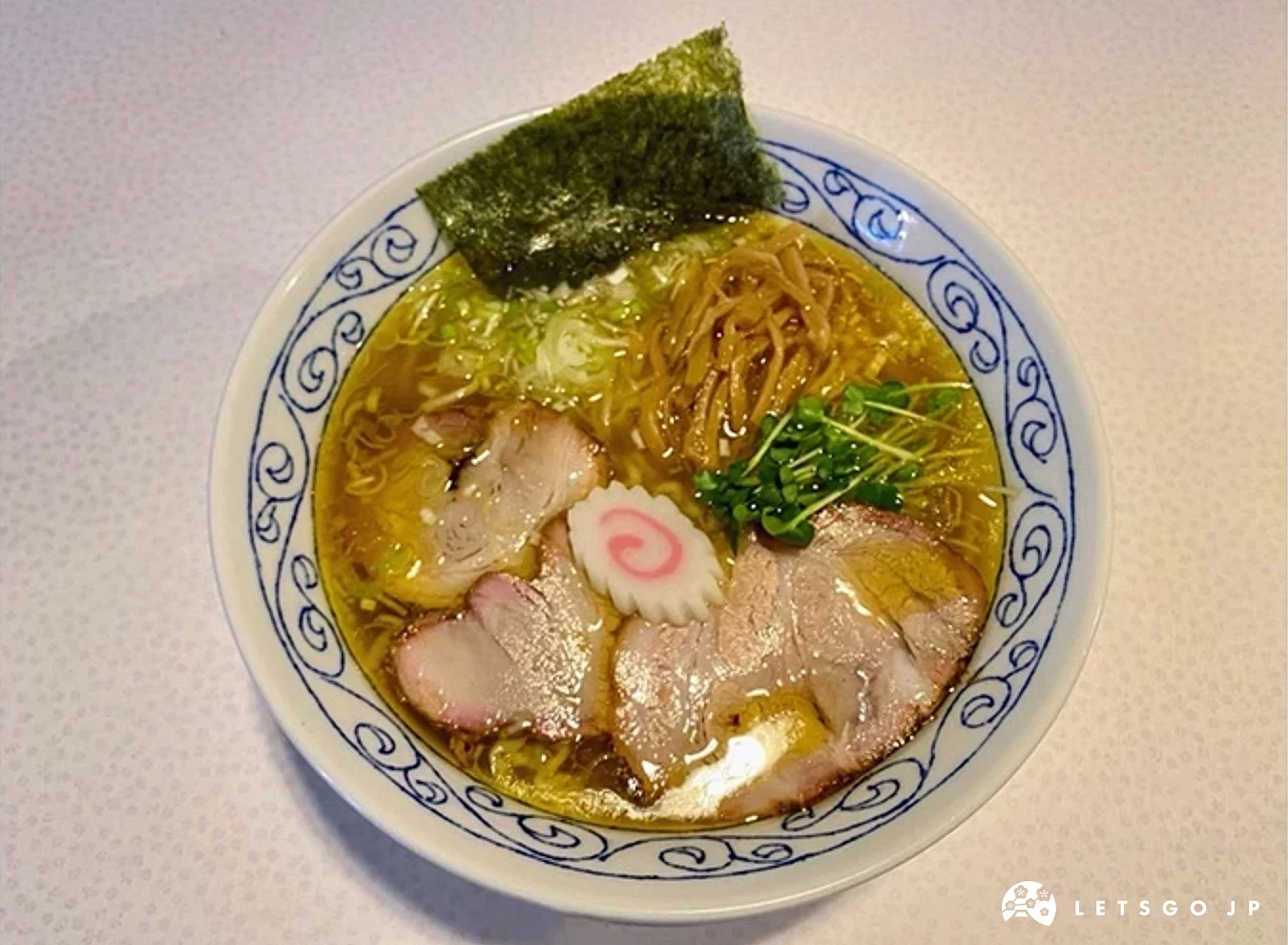 中華拉麵,有三片叉燒與魚板、海苔