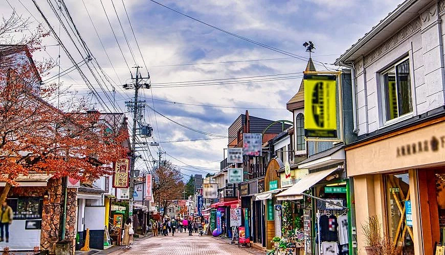 旧轻井泽银座商店街与红叶
