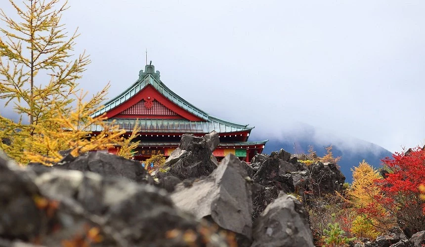 秋季红叶的鬼押出浅间山观音堂