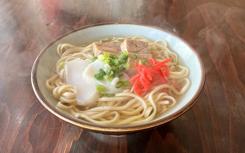 日本沖繩傳統蕎麥麵，熱氣騰騰