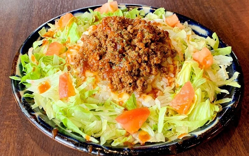 沖繩特色料理白飯上面鋪滿生菜、蕃茄與調味絞肉融合的料理