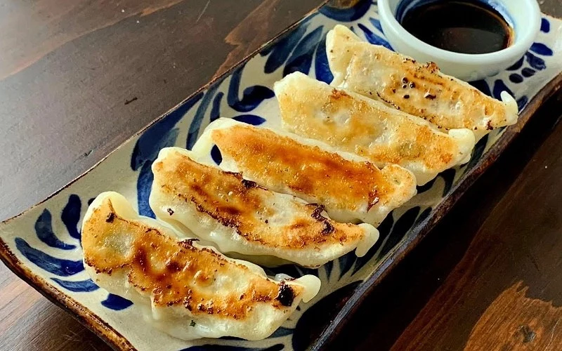 沖繩居酒屋煎餃，外皮酥脆、內餡多汁，搭配醬油的經典日式料理