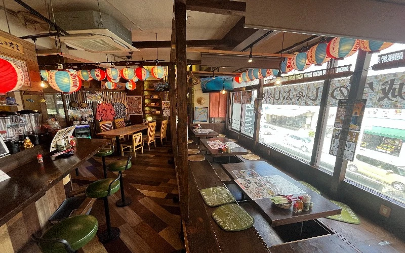 充滿燈籠裝飾的居酒屋店內樣貌