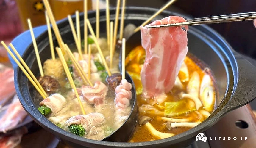 分成兩半的鴛鴦形式火鍋,一邊放入許多關東煮串,另一邊做麻辣口味