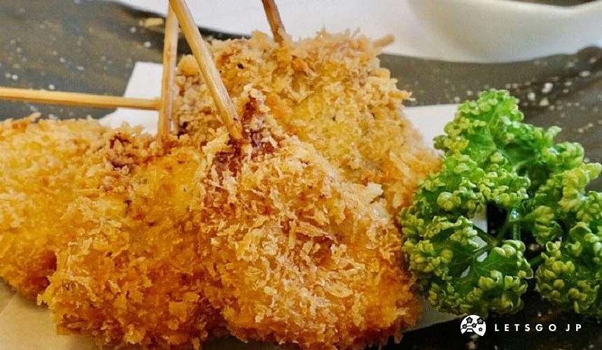 擺放在盤子上的炸串,旁邊附有綠色青菜