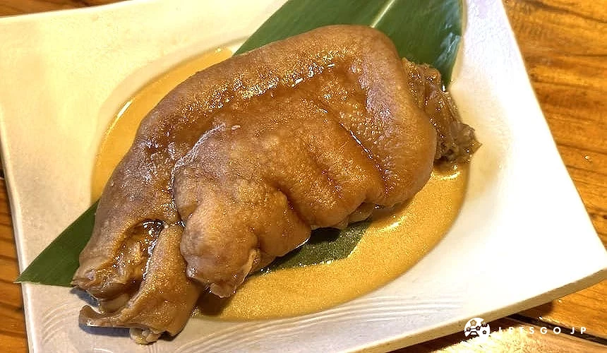 放在白色盤子裡的沖繩名物豬腳