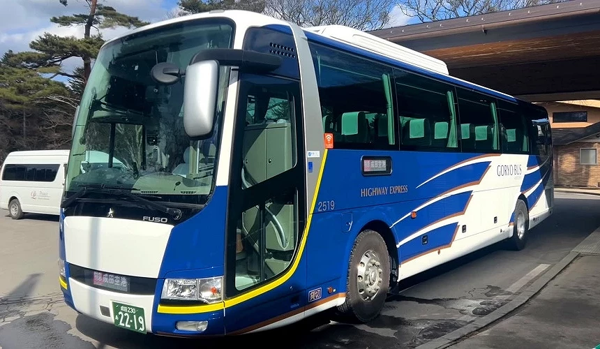蓝白相间的高速巴士,高原车体印有GONO BUS字样