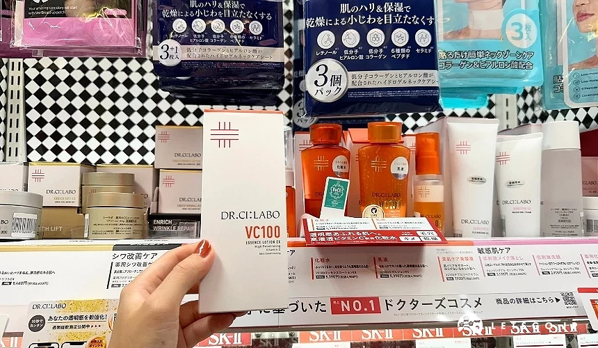 在商品柜前拿着一盒白色化妆水