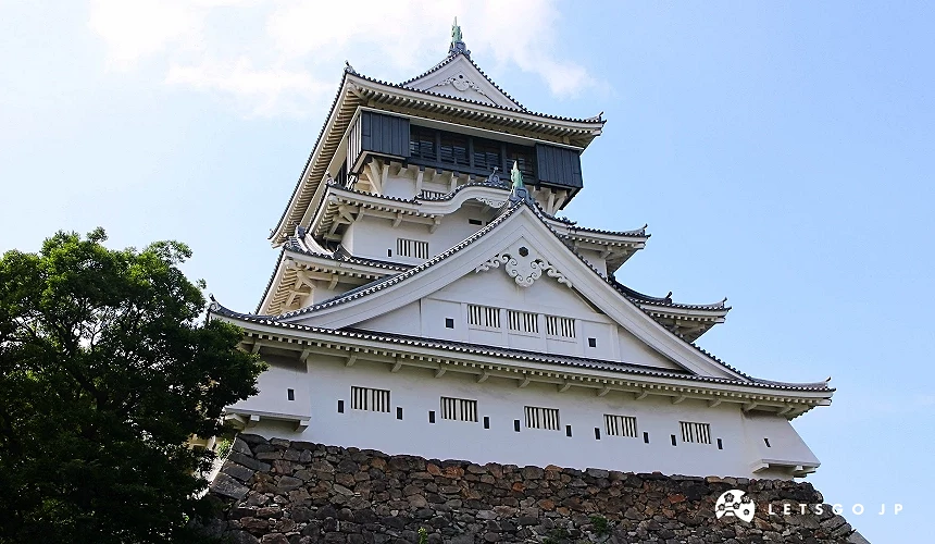 白牆黑瓦的日式城堡建築立於石基上