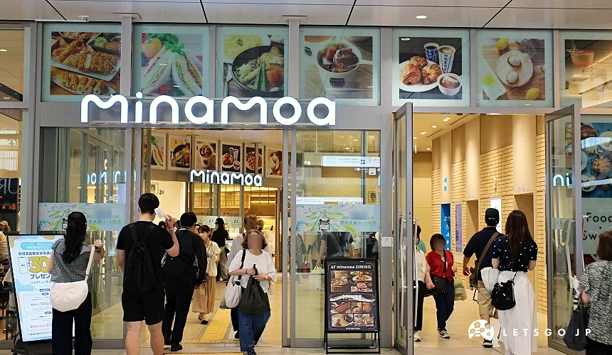 Minamoa 商場入口與進出人群