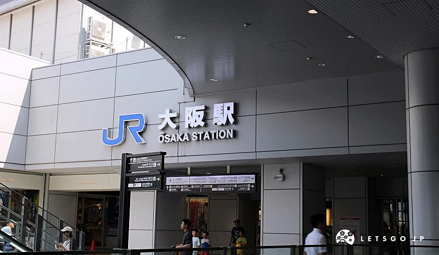 建築外牆掛有「JR 大阪駅 OSAKA STATION」標示