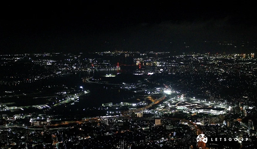 高空俯瞰城市夜景,河面與大橋燈光映照