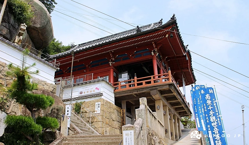 紅色木造寺廟建築與石階入口
