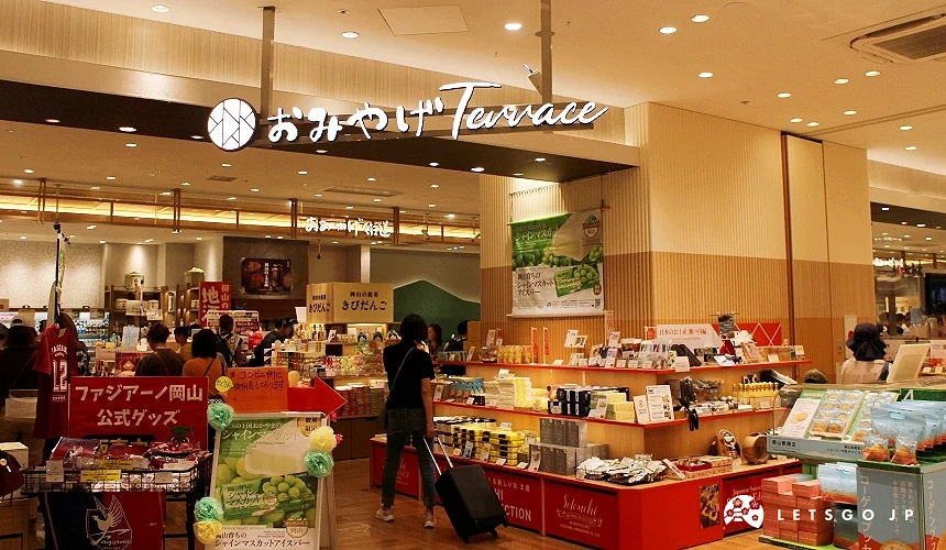室內「おみやげTerrace」商店,販售各式土產與伴手禮,顧客推行李箱選購