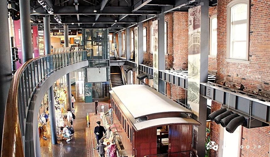磚造建築內部展示古老電車車廂與歷史展覽