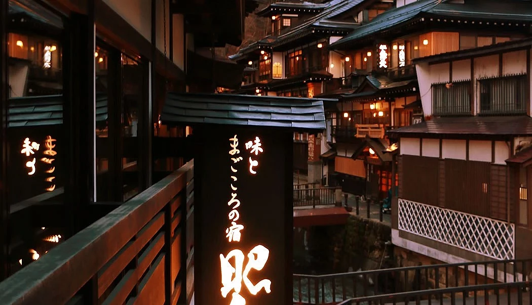 温泉街道上众多旅馆栉次鳞比
