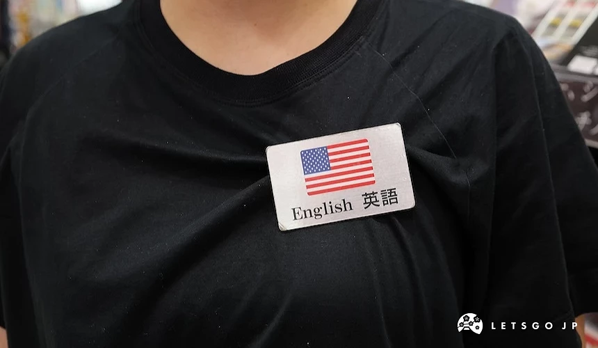 店員身上掛著英語名牌