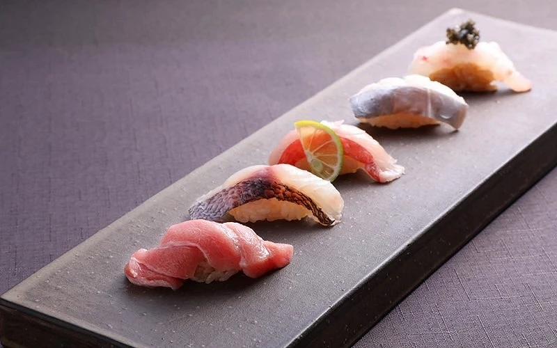 鎌倉壽司店「Sushi Bistro Zen」的料理｜五貫壽司