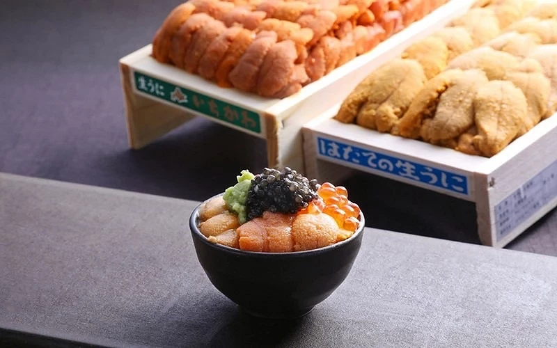 鎌倉壽司店「Sushi Bistro Zen」的料理｜海膽海鮮蓋飯與盒裝海膽