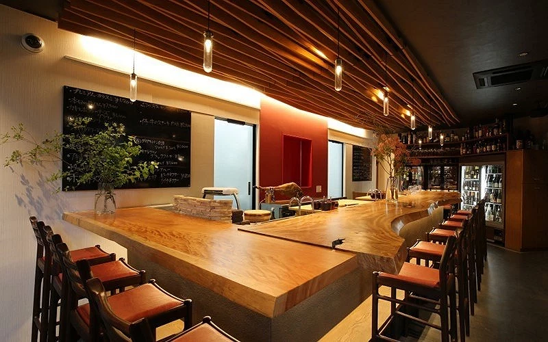 鎌倉壽司店「Sushi Bistro Zen」的內裝｜木質調和風空間