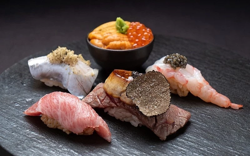 鎌倉壽司店「Sushi Bistro Zen」的料理｜魚子醬壽司與海膽蓋飯等五品
