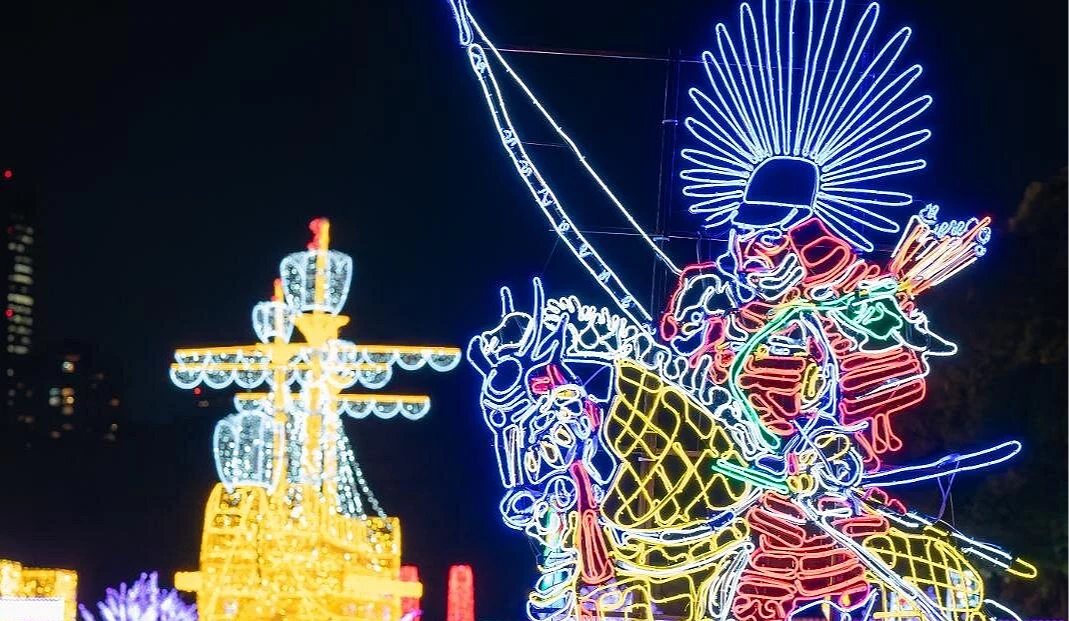 以歷史人物為主題的燈光裝置