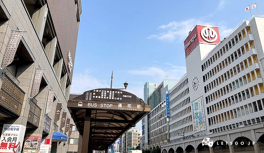 「鶴屋百貨店」位在熊本市熱鬧的「通町筋」,公車與路面電車皆可直達。