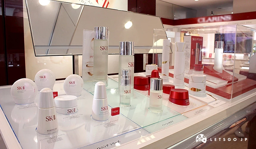 「SK-II」櫃上販售人氣的化妝水和防曬美容乳液。