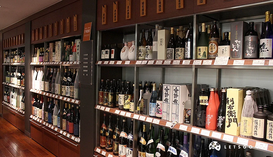 「鶴屋百貨店」本館地下1樓設有「和洋酒賣場」專區,提供來自日本各地的精選日本酒。