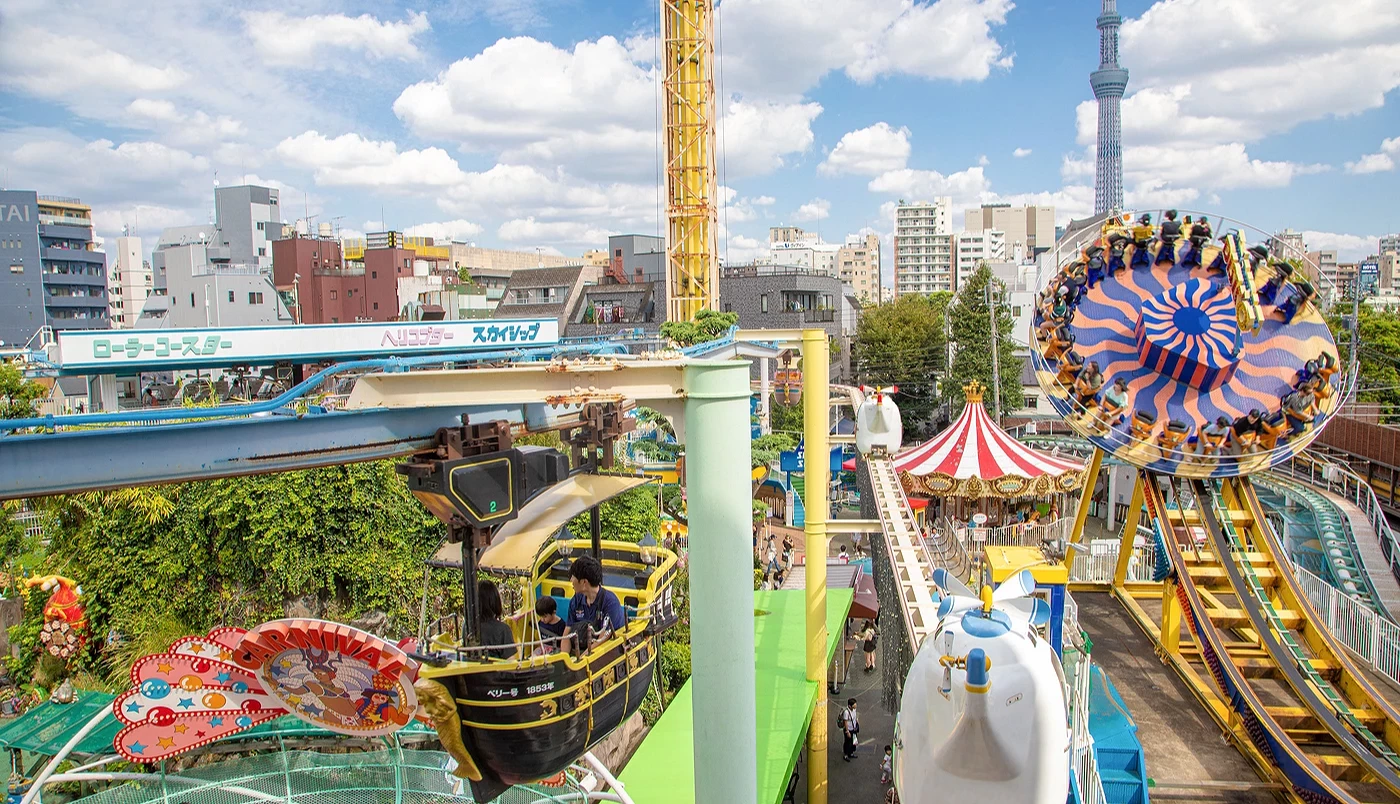 從花屋敷屋頂處俯瞰整座遊樂園,可以清楚見到晴空塔、花屋敷具代表的黃色高塔、以及各項遊樂設施。