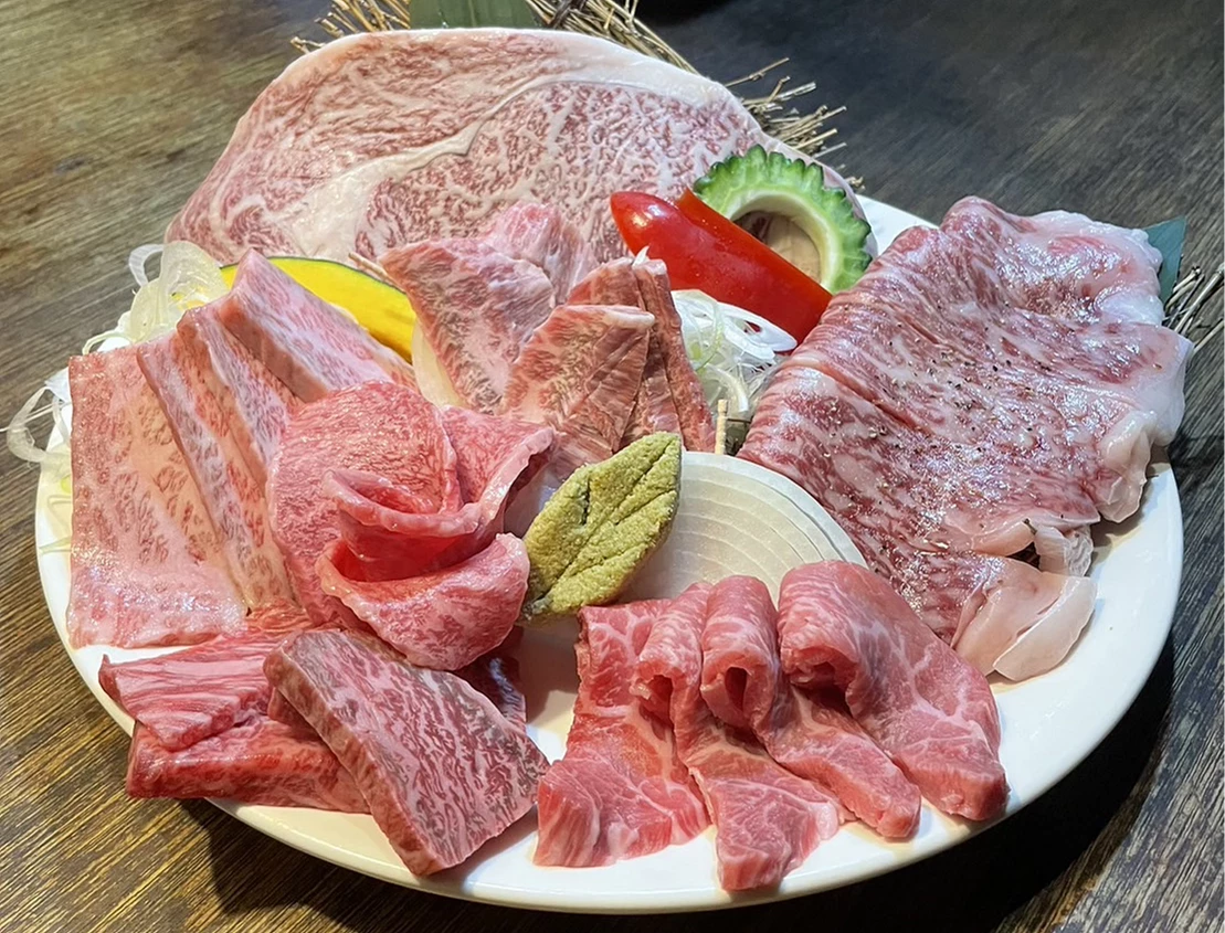 色澤紅潤的各式燒肉