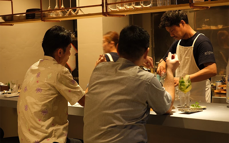 坐在吧台的兩位男士背影