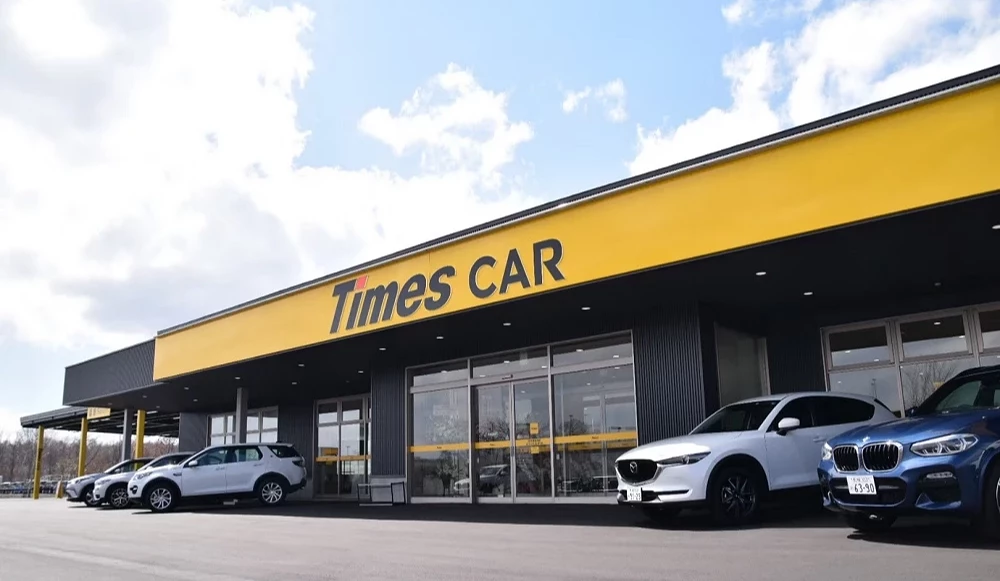 Times CAR仙台空港店外观,前方停放多辆白色与蓝色租车