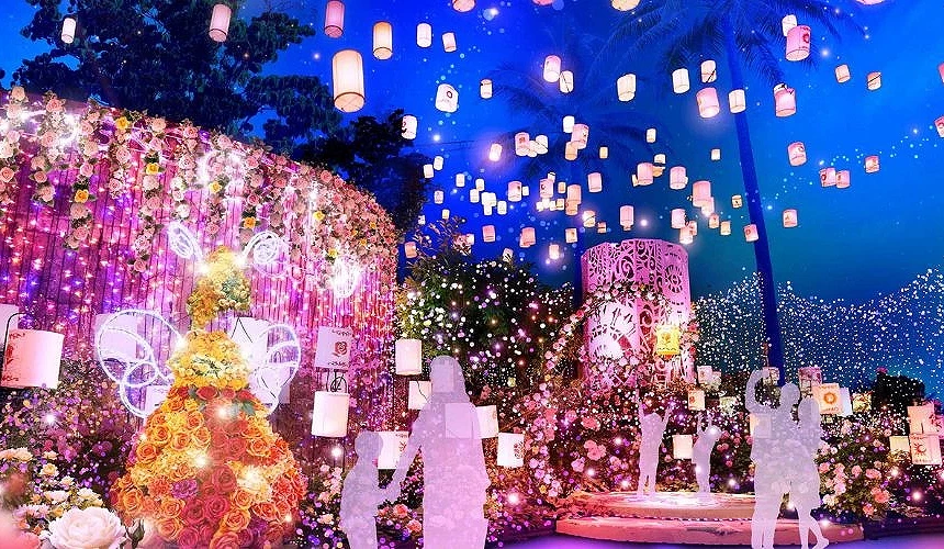 無數燈籠在夜空中漂浮,花牆與燈飾交織出浪漫場景,遊客漫步其中