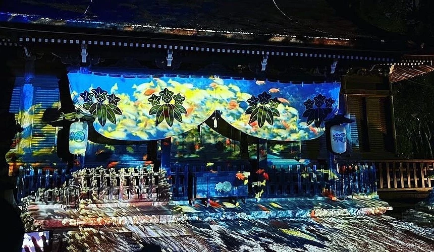 神戶六甲山神社建築被多彩投影覆蓋