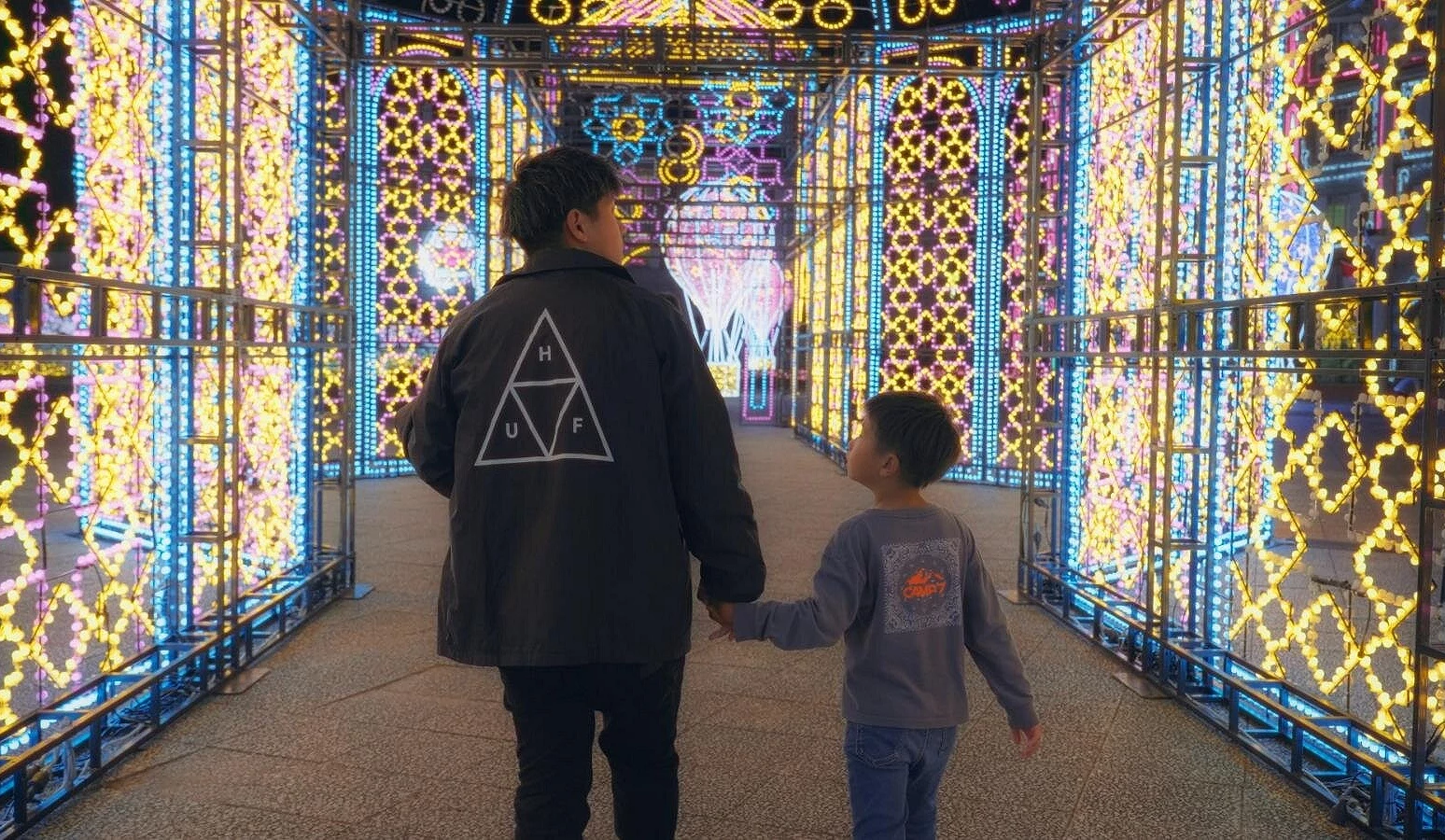 父子在神戶イルミナージュ燈光隧道中散步,璀璨燈飾營造夢幻氣氛