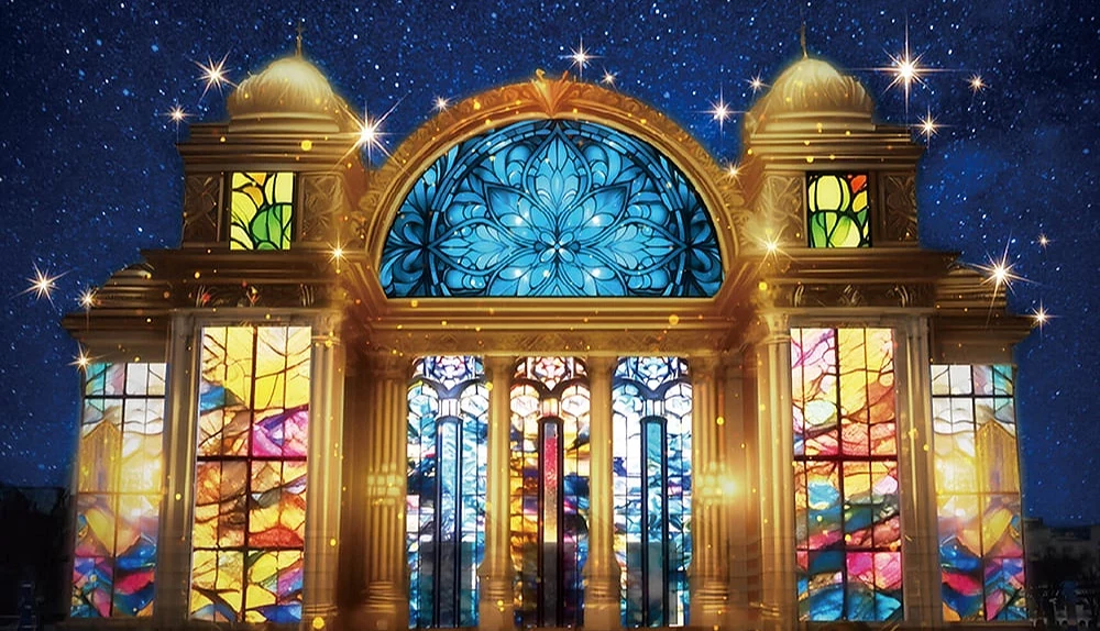 夜空下金碧輝煌的建築以彩色玻璃與光雕裝飾,藍、紅、金交織出光影圖案