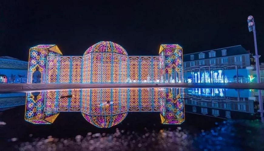 以阿拉伯宮殿為靈感打造的燈光裝置『アラビアンパレス(阿拉伯宮殿)』,幾何花紋燈飾在夜色中閃耀
