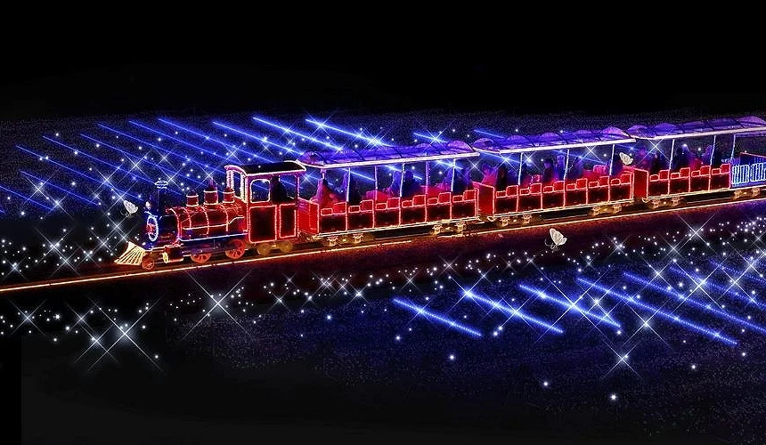 在「HIKARIUM~蝶と旅するファンタジーガーデン~」活動中,紅色燈飾列車行駛於藍色燈海之上,車旁閃爍無數光點與蝴蝶