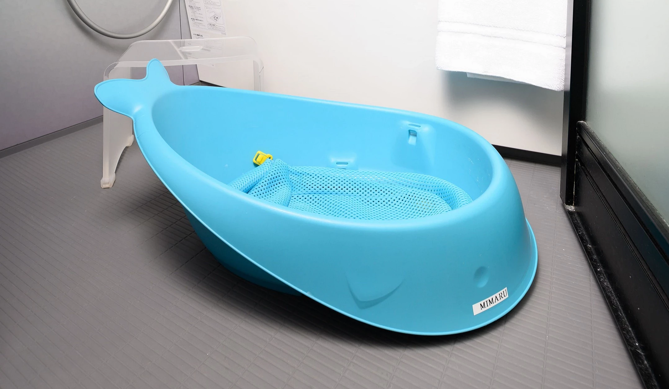 MIMARU 飯店浴室設有乾濕分離設計,圖中可見藍色鯨魚造型嬰兒澡盆與浴缸,展現親子友善的貼心設備