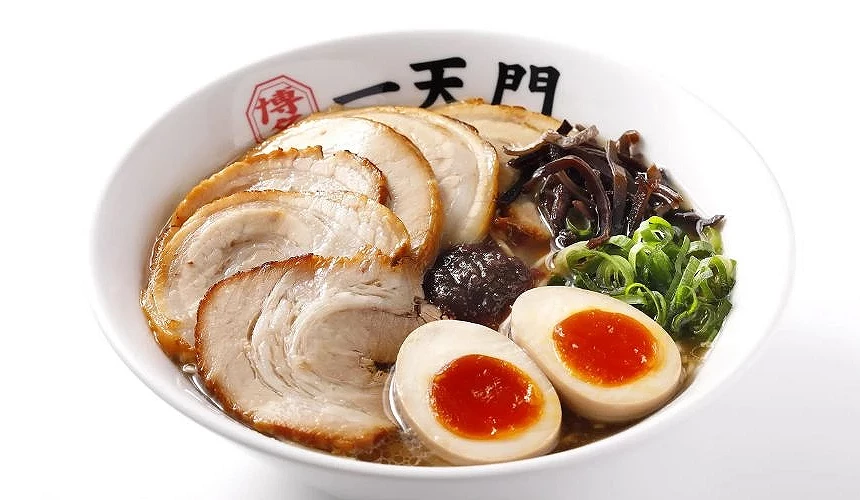 成田机场第三航厦餐厅「博多一天门」的人气拉面,碗中盛有叉烧、溏心蛋、葱花与黑木耳