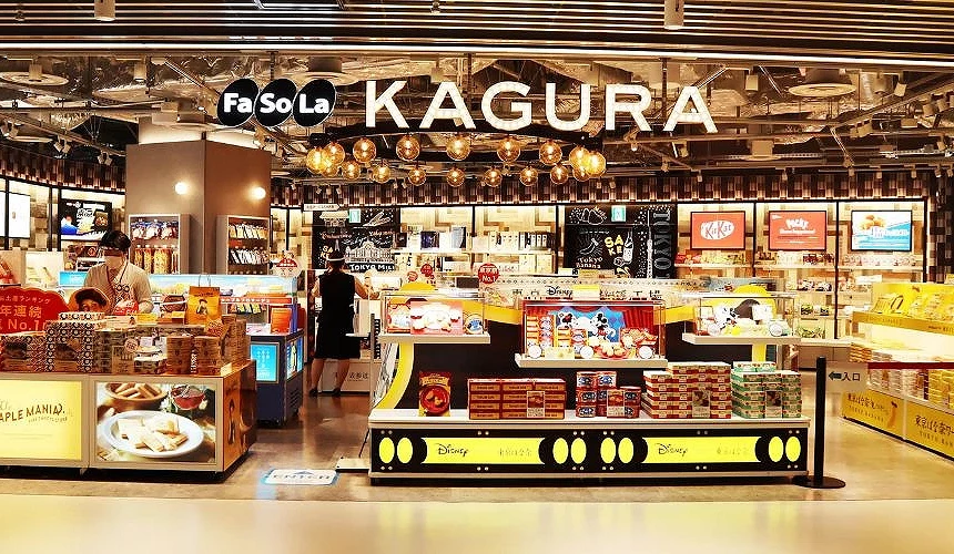成田机场第三航厦2楼「Fa-So-La KAGURA」商店外观,店内陈列多款日本甜点与伴手礼,包括东京香蕉、KitKat 与迪士尼限定商品