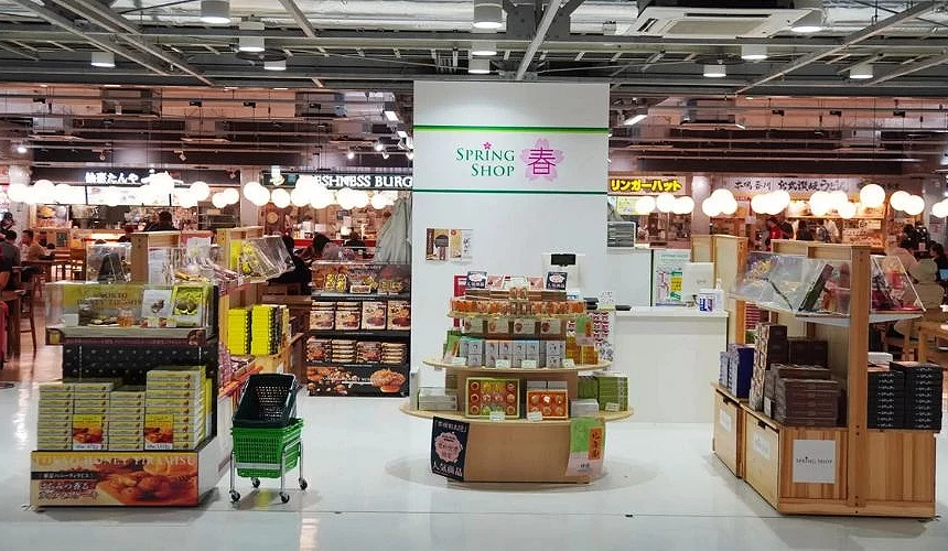 成田机场第三航厦2楼「SPRING SHOP 春」商店,陈列各式日本伴手礼与甜点,后方为美食广场与多家餐厅座位区
