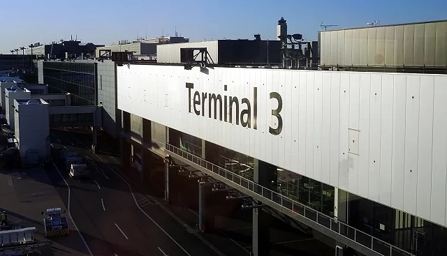成田机场第三航厦的外观建筑,白色外墙上印有大型「Terminal 3」字样
