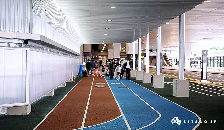 成田国际机场第二航厦通往第三航厦的步行连通道路,采用蓝棕双色跑道设计并设有雨棚