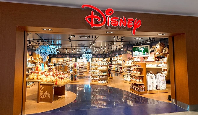 札幌车站 STELLAR PLACE 内的迪士尼商店入口,明亮宽敞的空间充满各式角色商品与可爱摆设