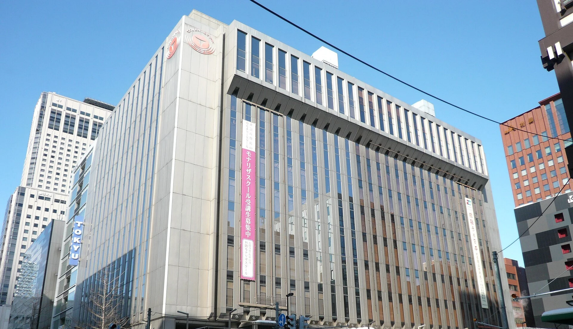 札幌车站旁的「札幌东急百货店」外观,周边高楼林立