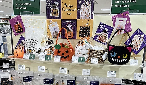 札幌东急百货店 8 楼的 HANDS(原东急手创馆)万圣节专区,陈列各式南瓜、黑猫造型包与应景礼品包装材料