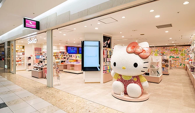 札幌车站 APIA 地下商场内的 Sanrio 札幌店入口,大型 Hello Kitty 公仔坐镇店门口,店内陈列丰富的角色商品与粉嫩可爱装饰